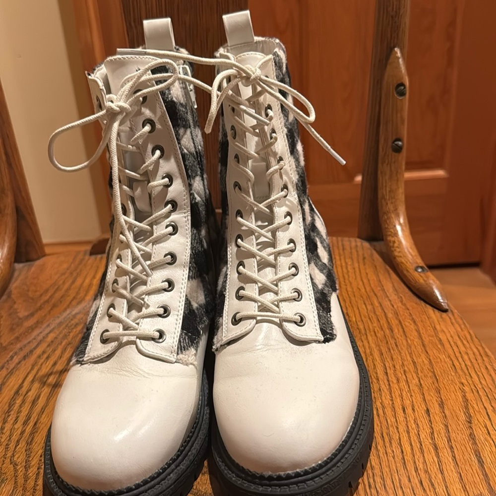 ROCK AND CANDY COMBAT BOOTS WITH BLACK /WHITE BOOT NWOB